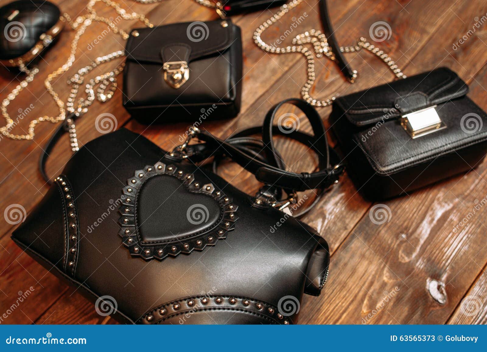 bolsos elegantes en un fondo atractivo