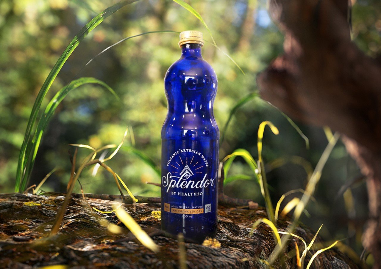 botellas de agua en un entorno natural