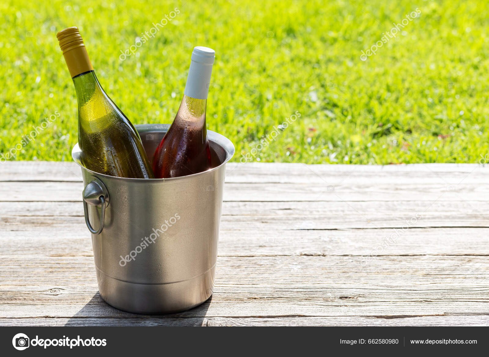 botellas de vino blanco en una mesa