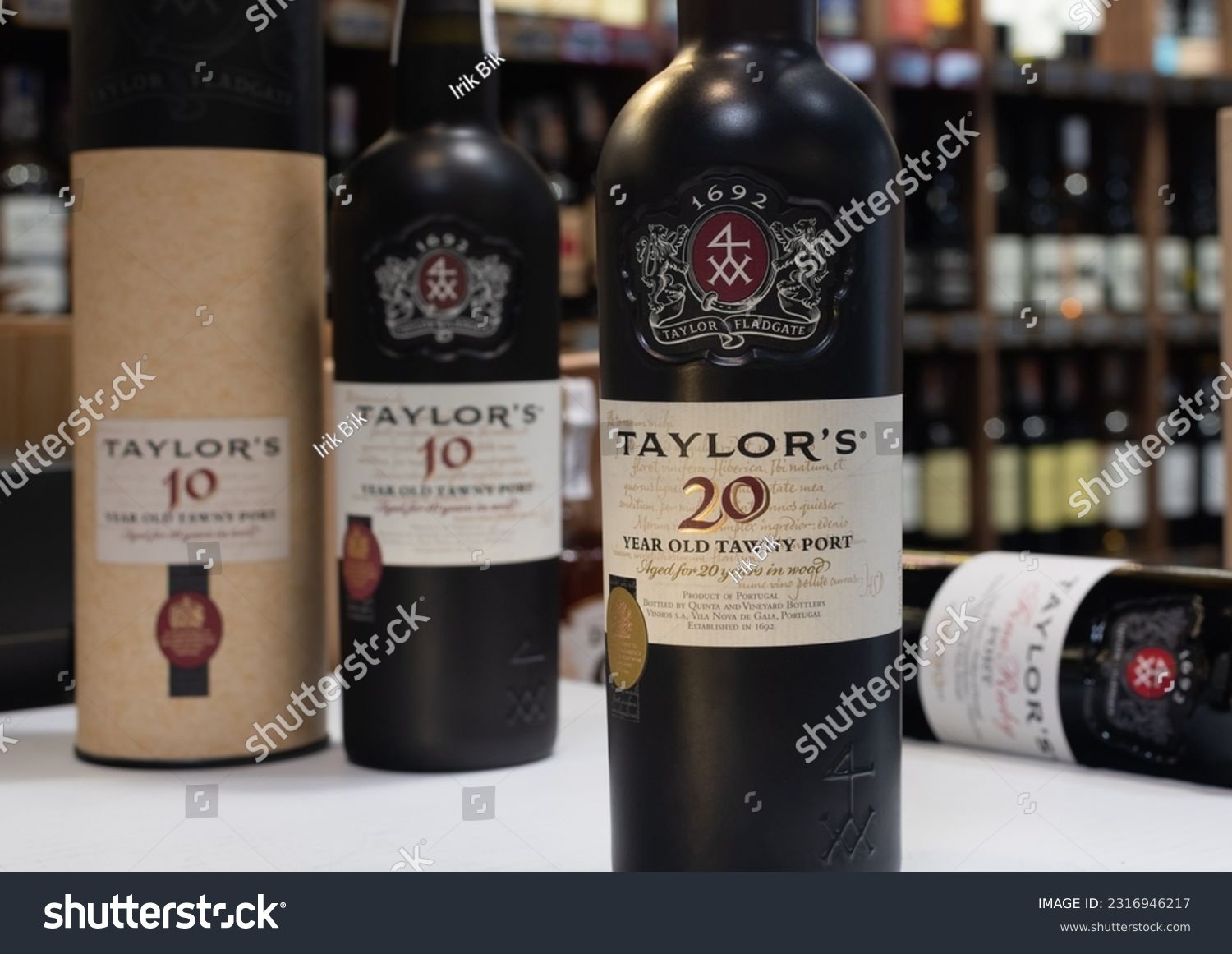 botellas de vino portugues en una mesa