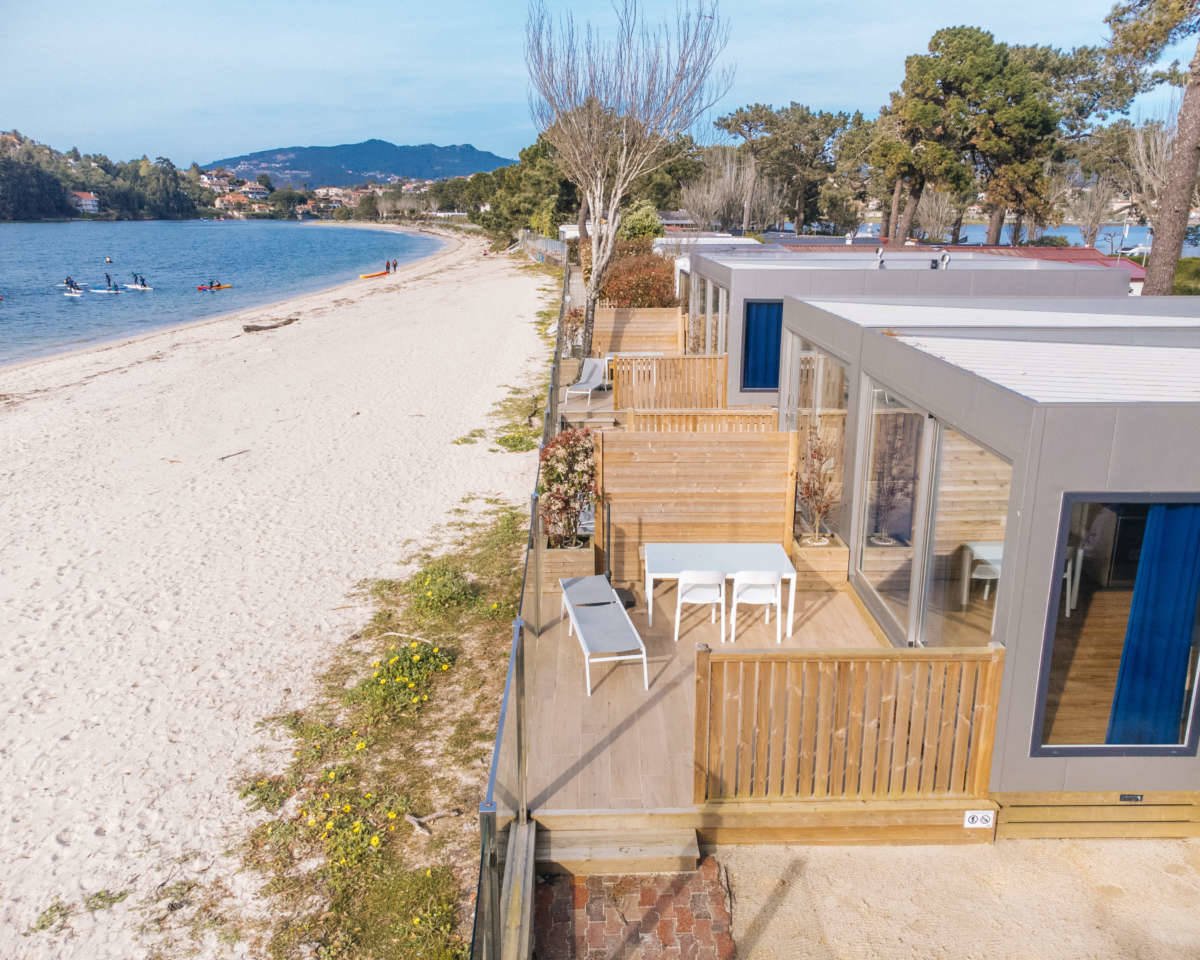 bungalows en un camping junto al mar