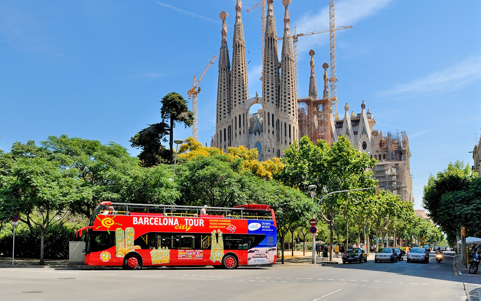 bus turistico en barcelona con paisajes emblematicos