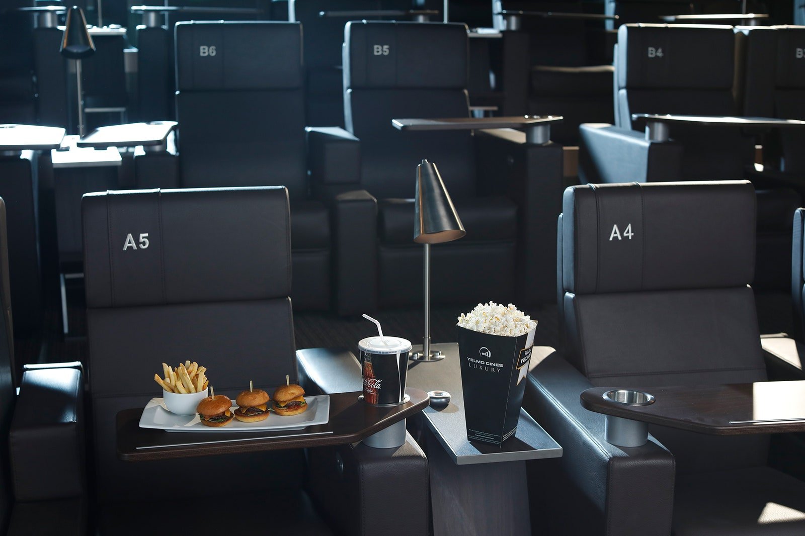 butacas comodas en un cine oscuro