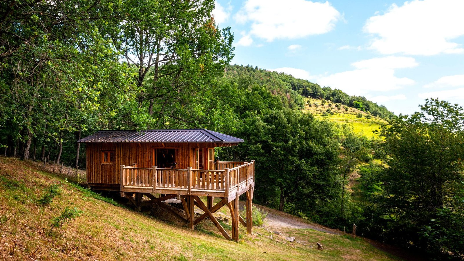 cabana de madera en un paisaje natural