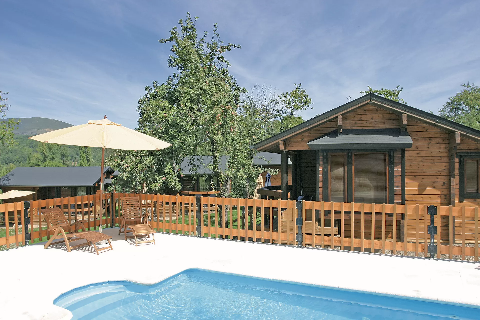 cabanas en sanabria junto a la piscina