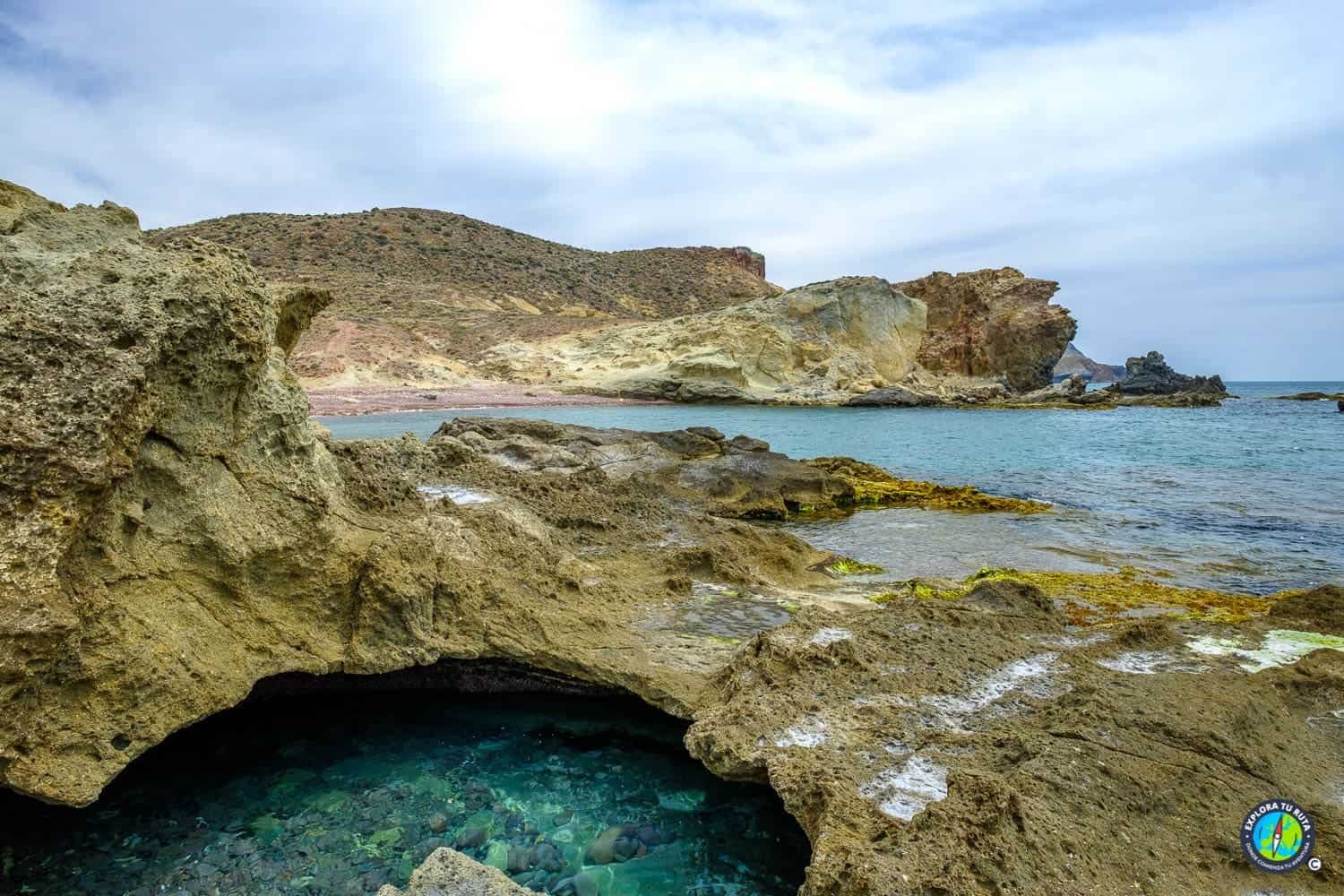 cala de aguas cristalinas en cabo de gata