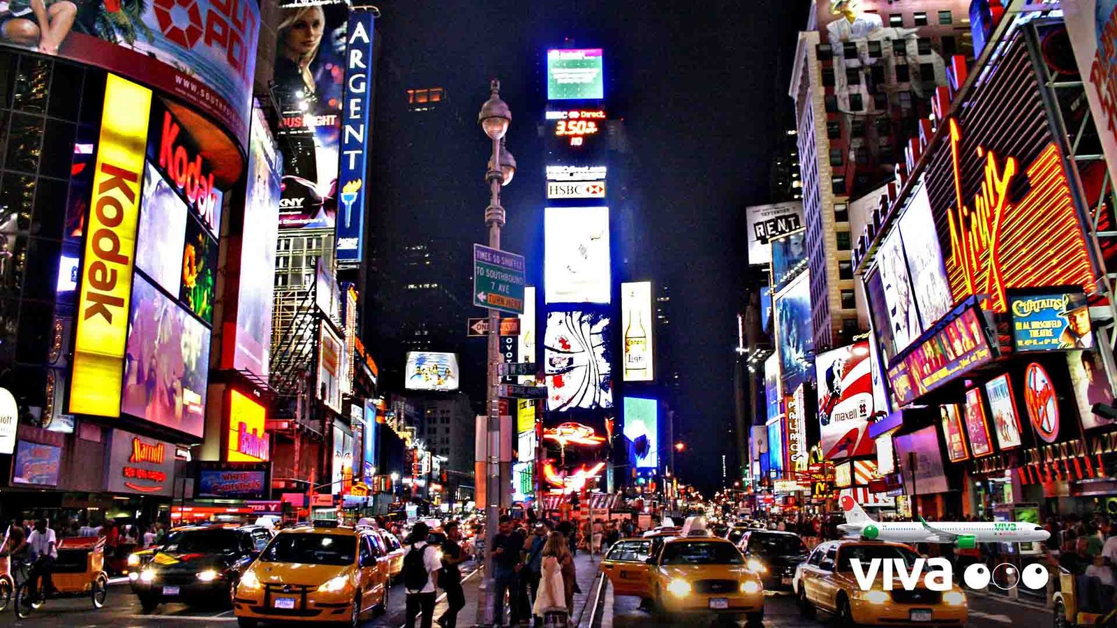 calle emblematica de nueva york de noche