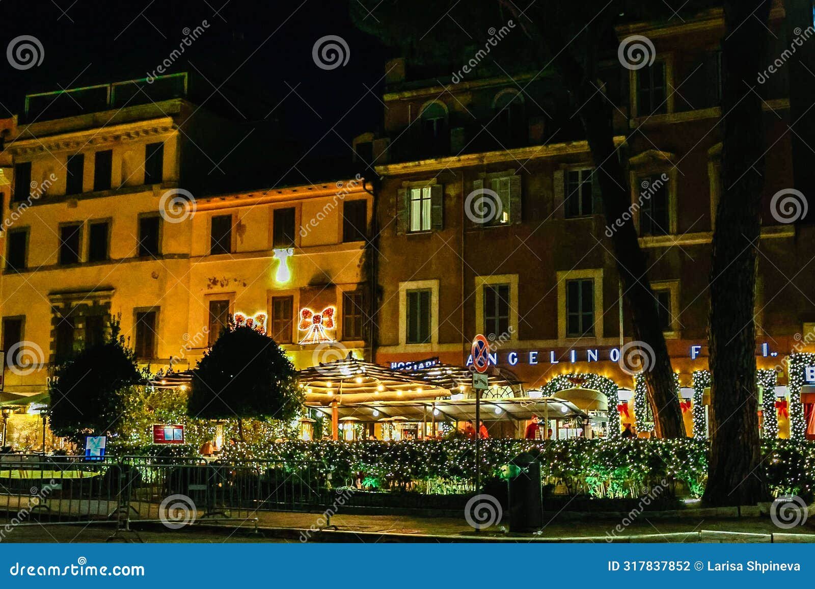 calle iluminada con restaurantes acogedores