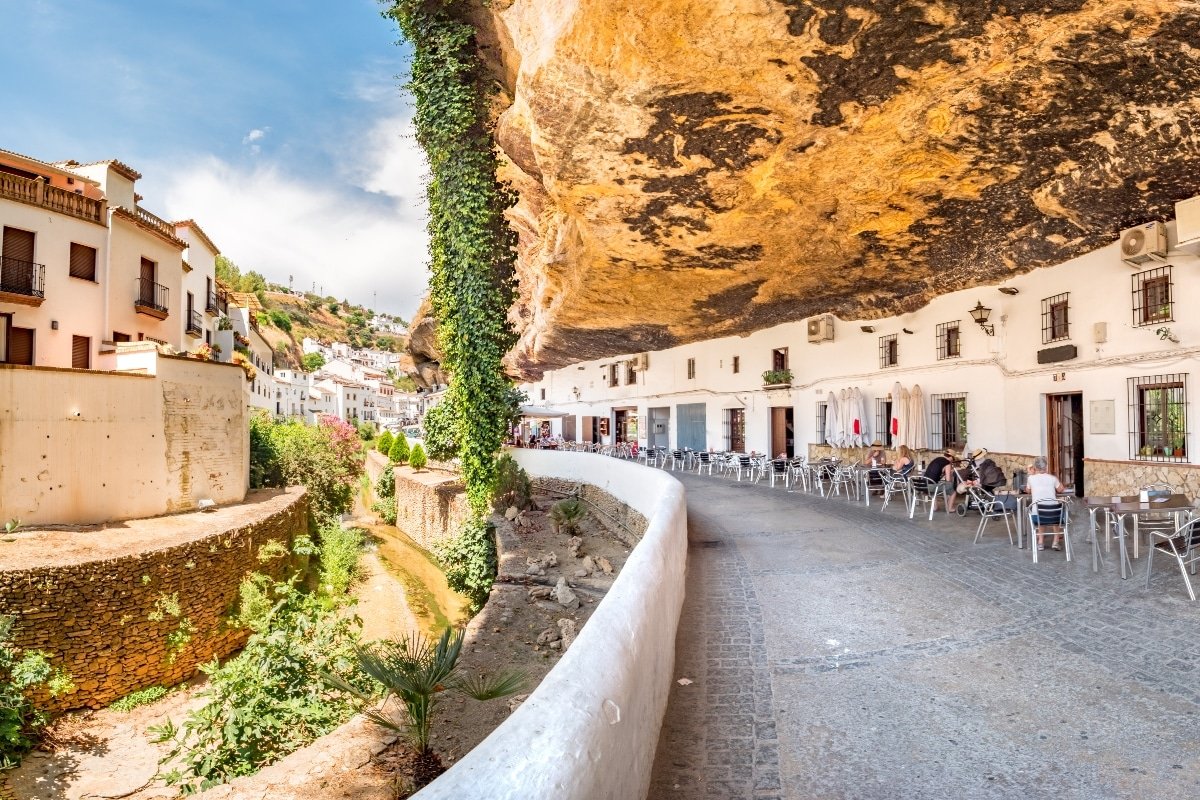 calles blancas y rocas en setenil
