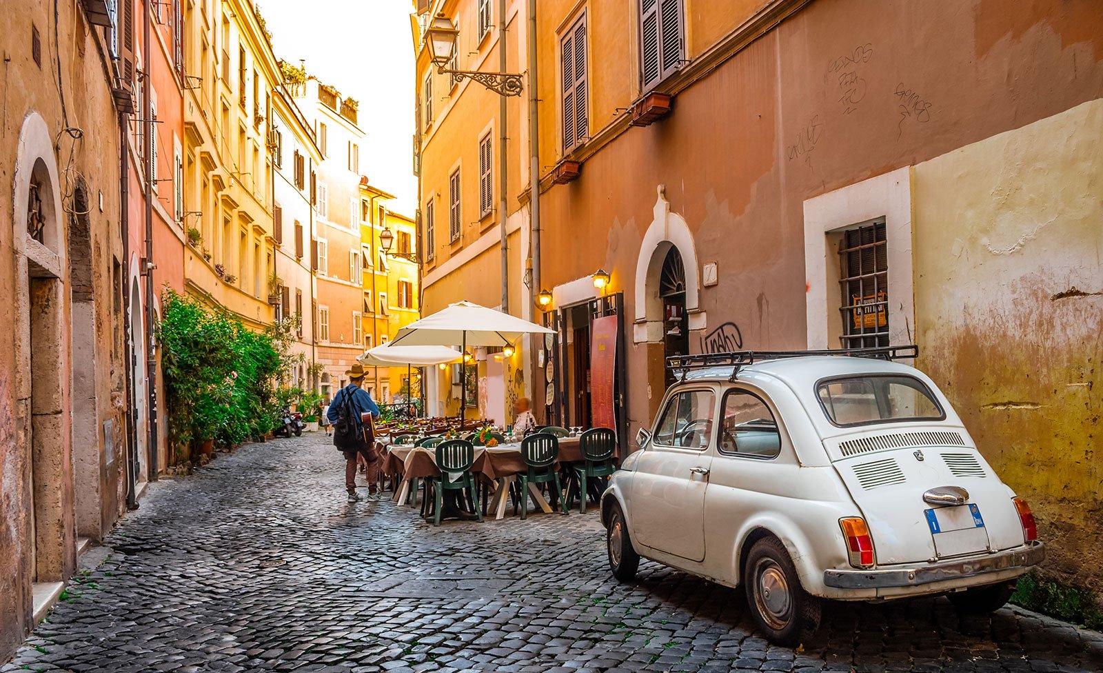 calles empedradas de trastevere al atardecer