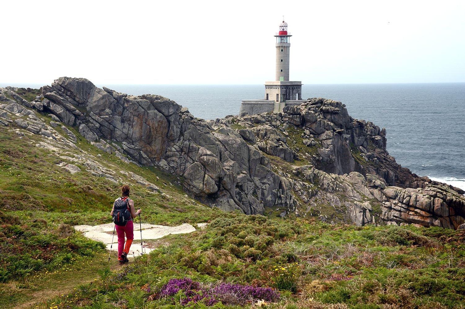 camino costero con faros en galicia