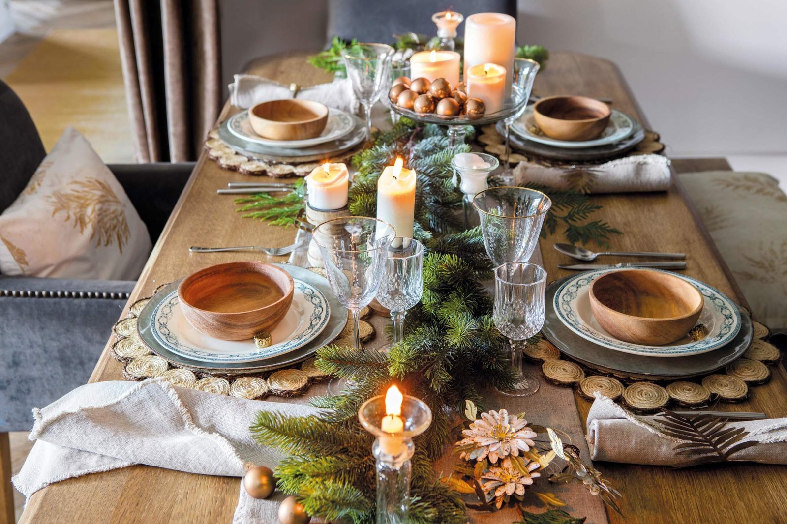 camino de mesa elegante en una mesa puesta