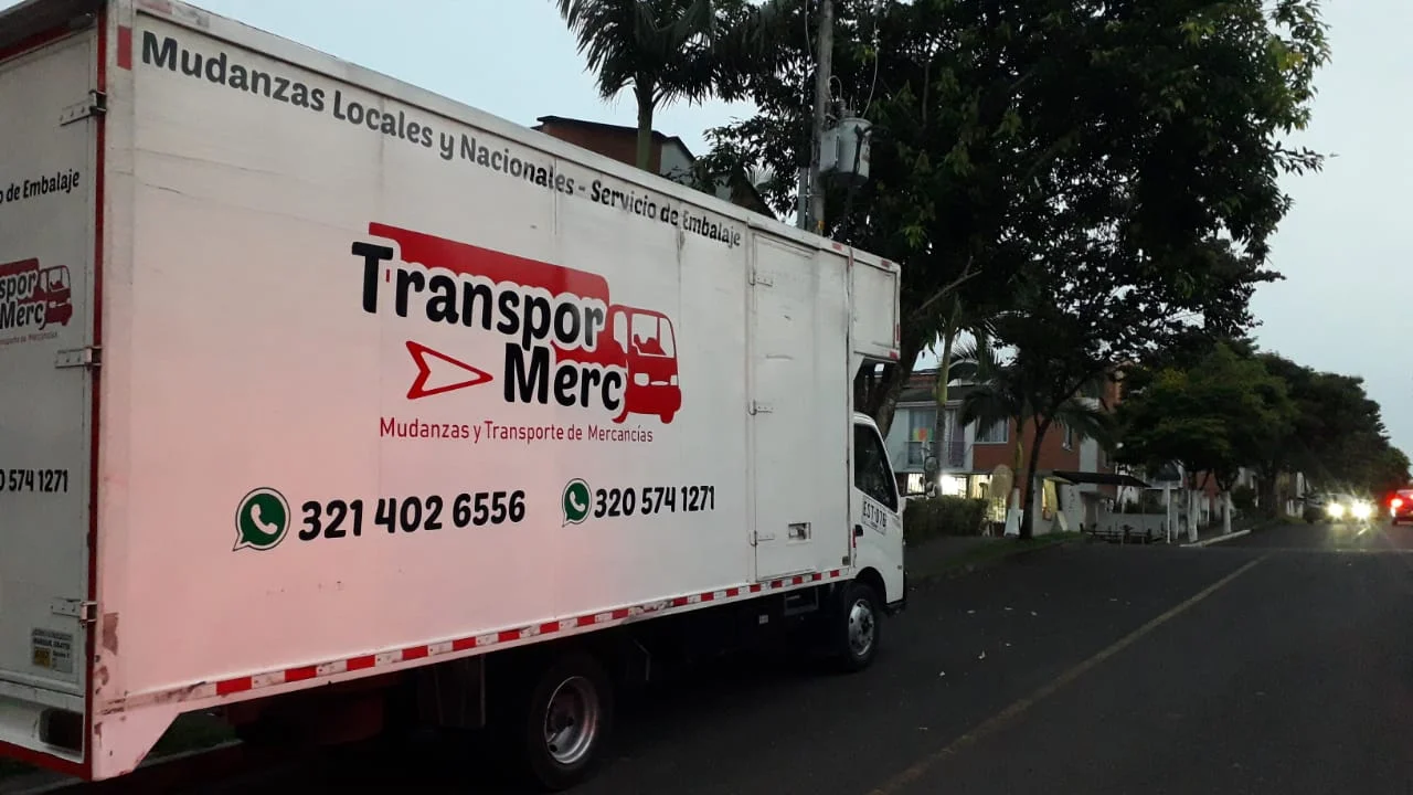 camion de mudanza en una calle tranquila