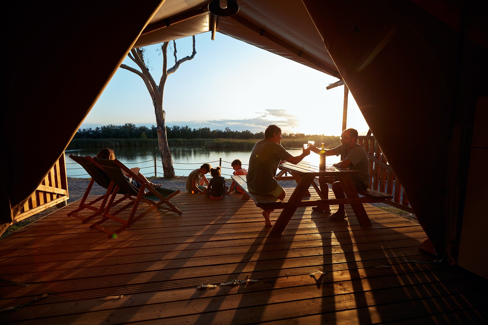 camping en la costa brava al atardecer