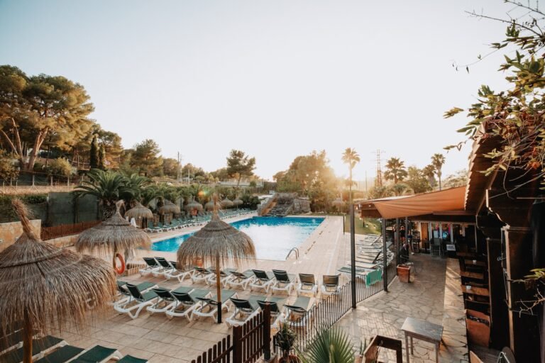 Dónde encontrar camping en Zahara de los Atunes con piscina