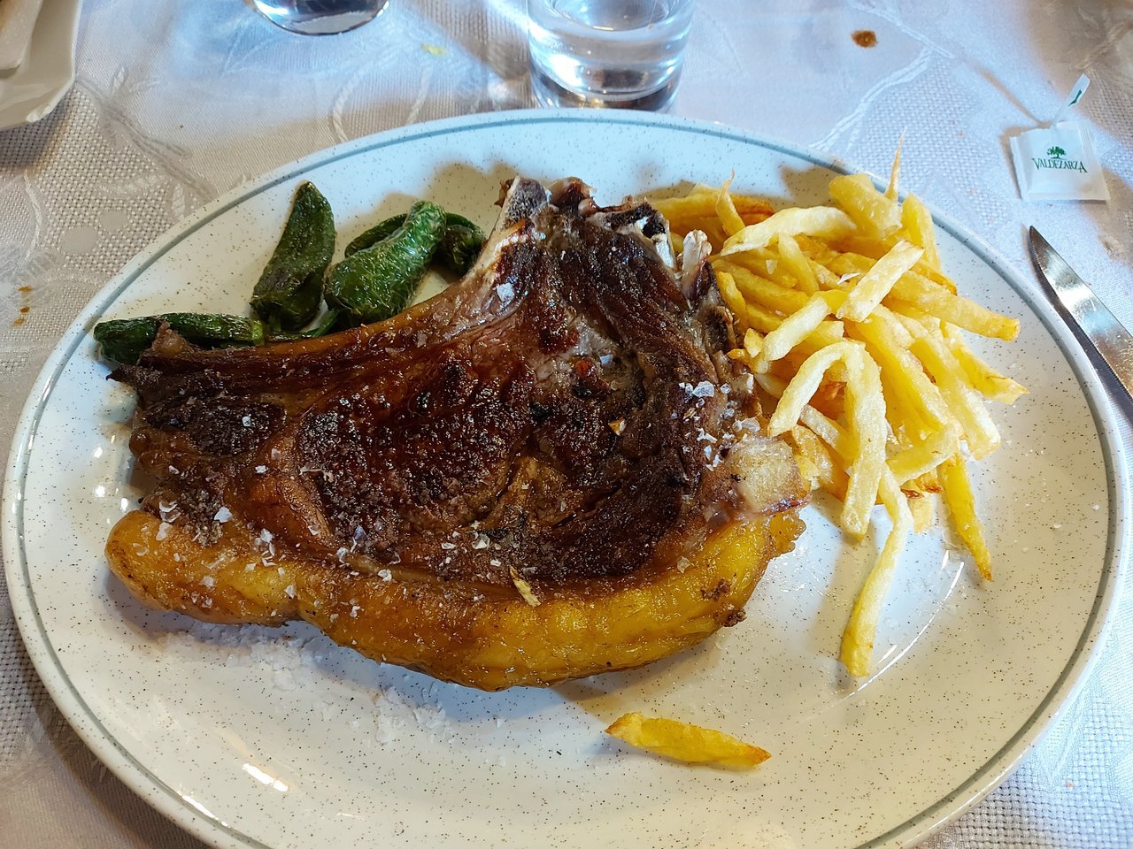 carne a la piedra en restaurante acogedor