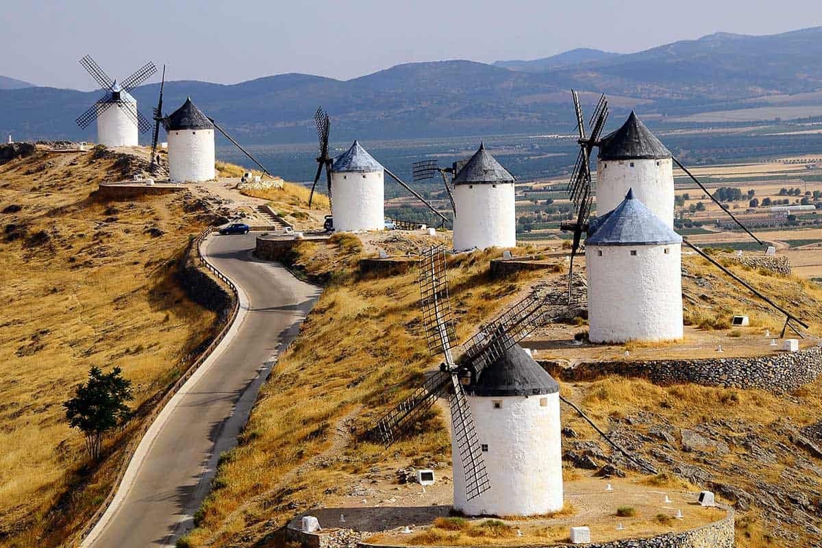 carretera con paisajes entre madrid y sevilla