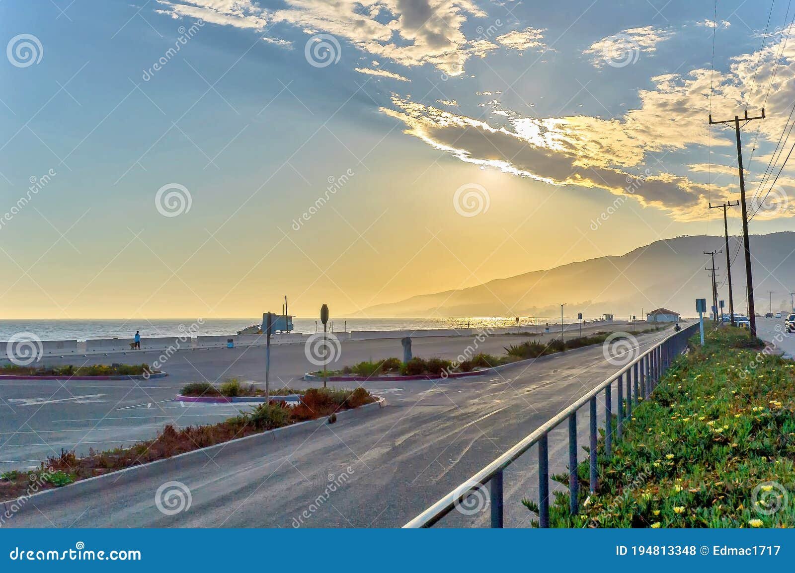 carretera costera de california al atardecer