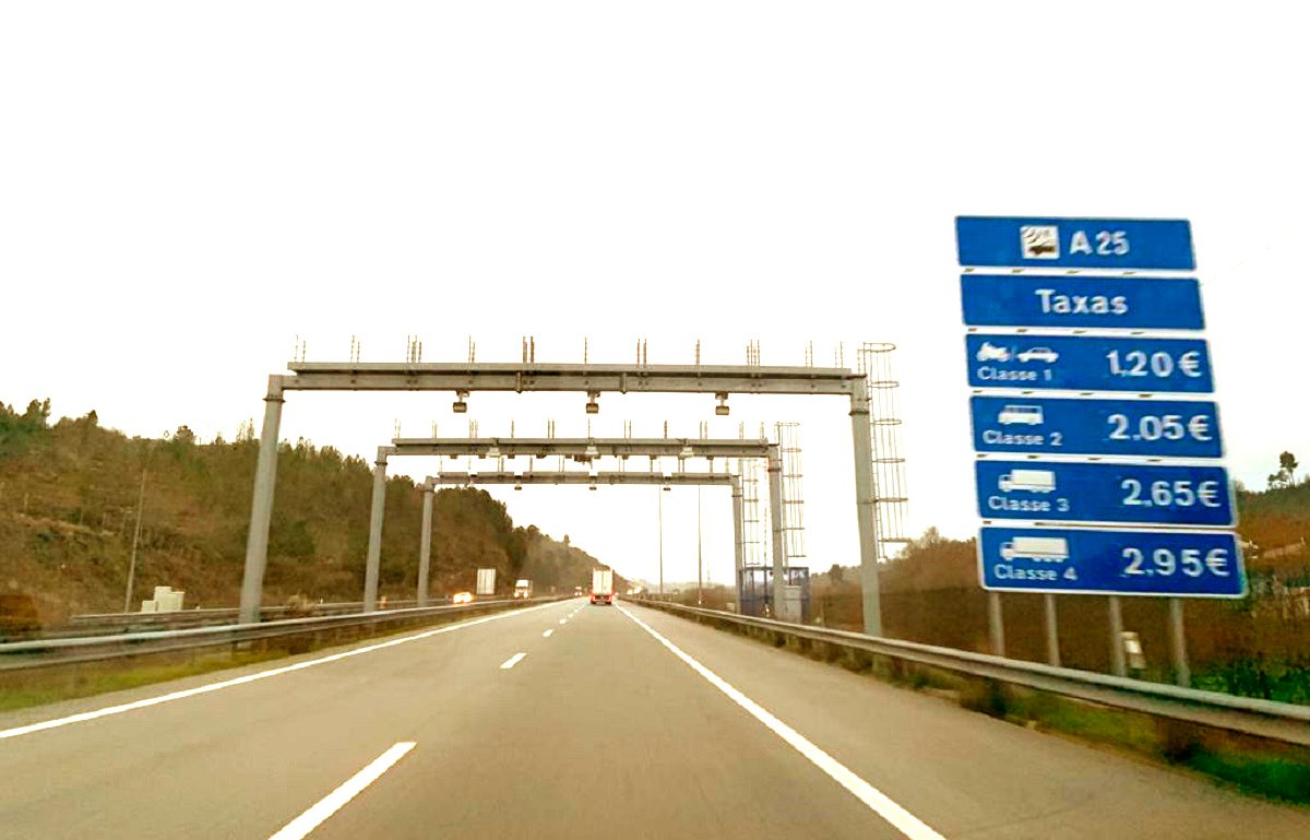 carretera portuguesa con peaje visible