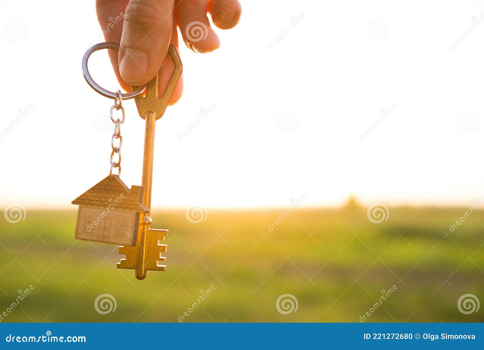 casa con candado y llaves en mano