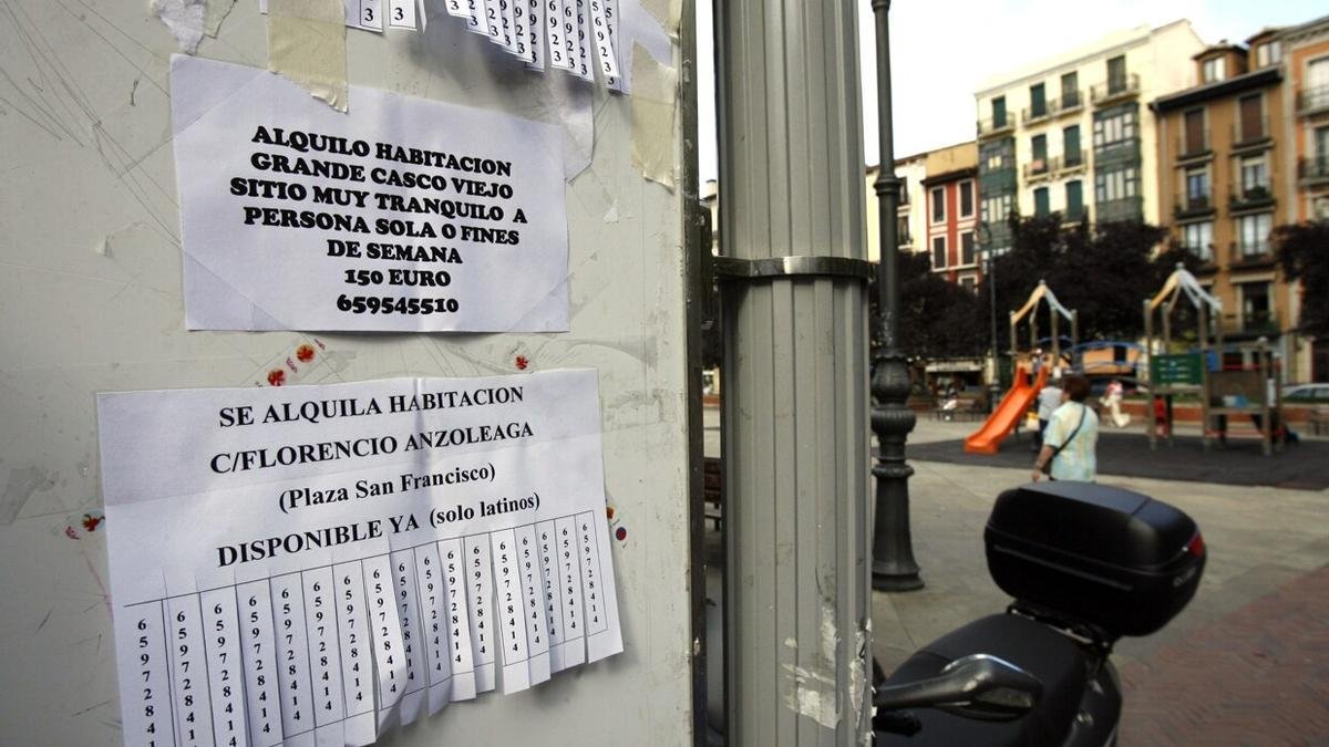 casa con letrero de se alquila en pamplona