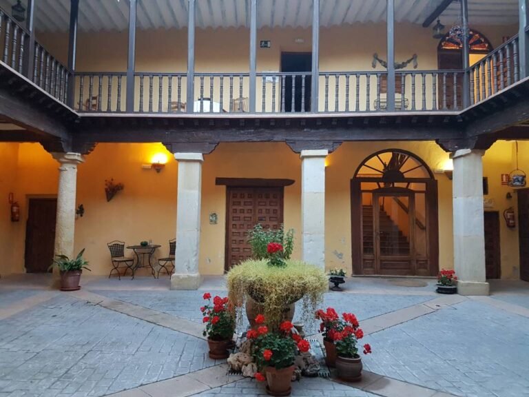 Dónde se encuentra la casa palacio del Conde de Garcinarro