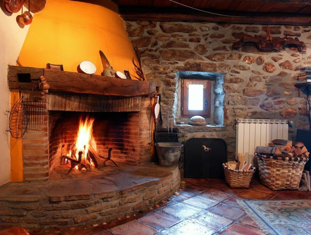 casa rural con chimenea en el campo
