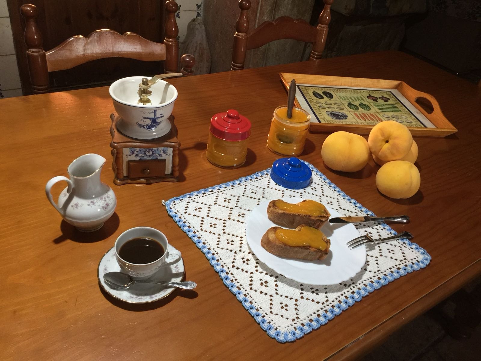 casa rural con comida en la mesa