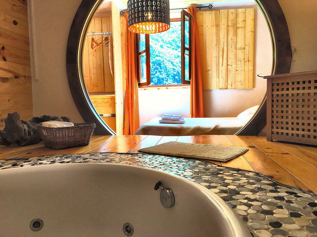 casa rural con jacuzzi en paisaje natural