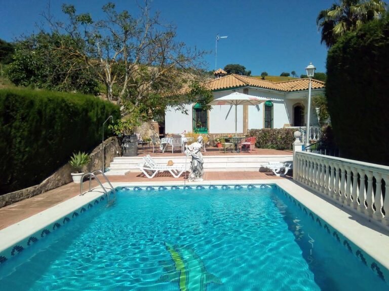 Dónde encontrar casas rurales baratas con piscina privada en Cádiz