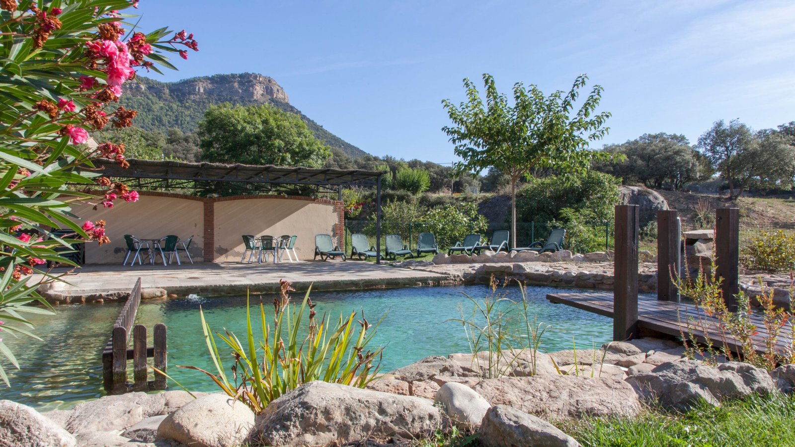casa rural con piscina en paisaje natural 2