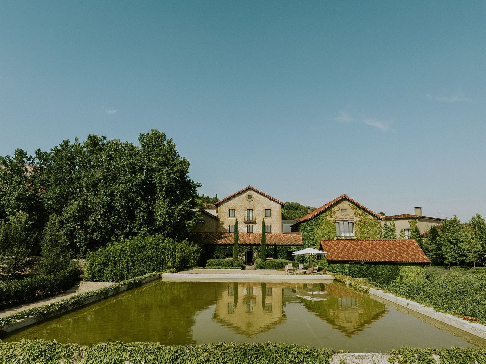 casa rural con piscina en paisajes riojanos