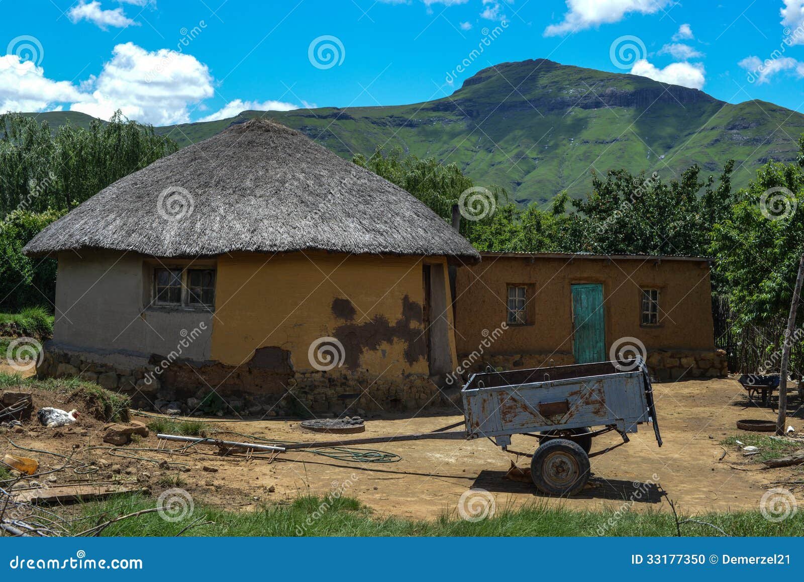 casa tradicional en paisaje montanoso