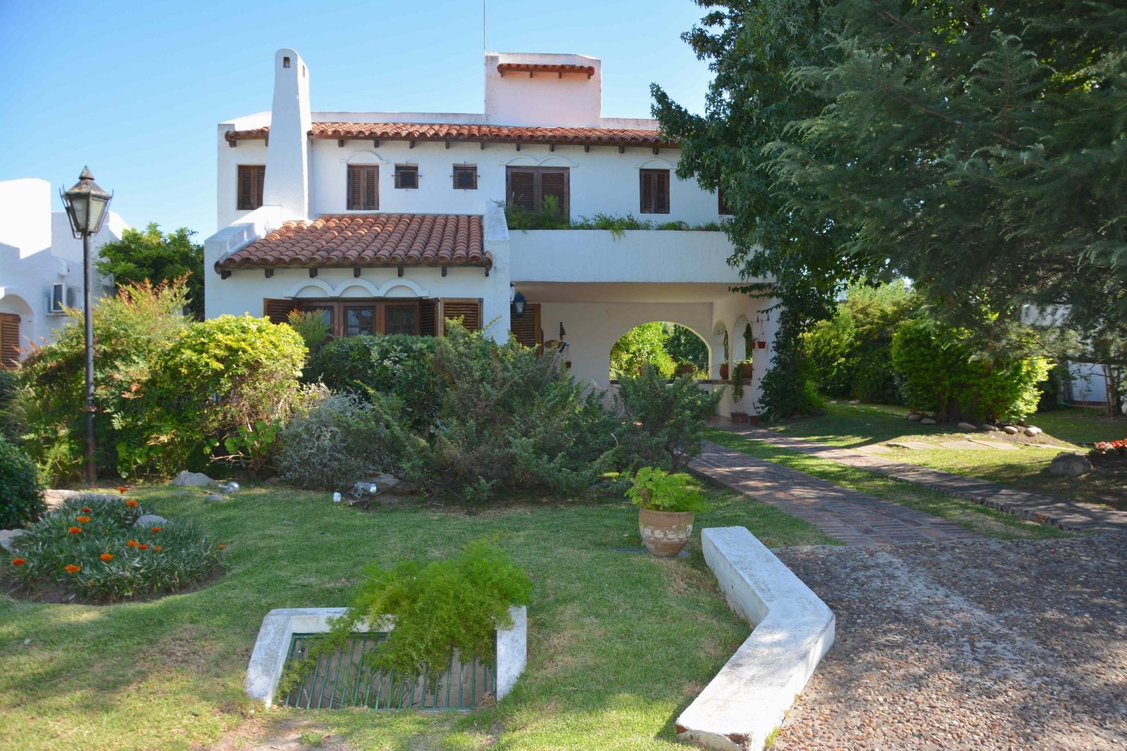 casas bajas en un paisaje de aranjuez