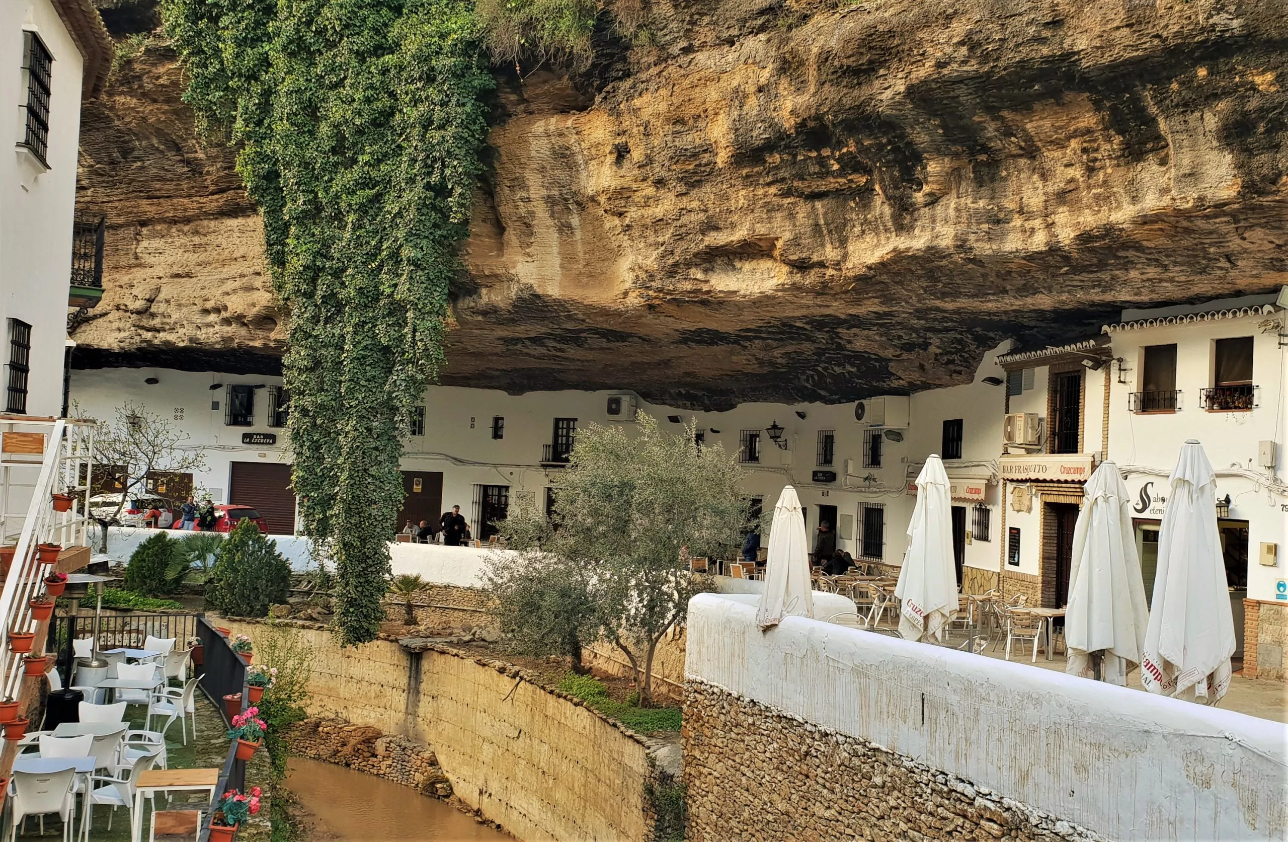 casas blancas en setenil de las bodegas