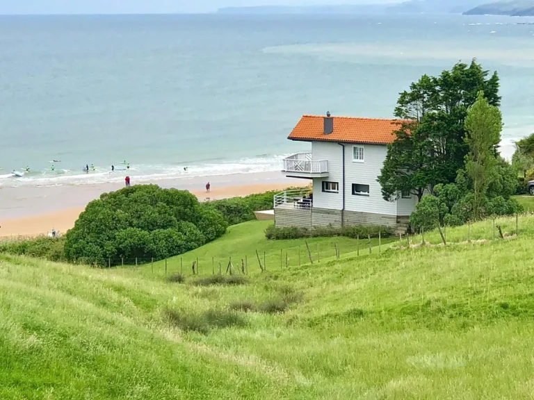 Dónde encontrar casas baratas frente al mar en Cantabria
