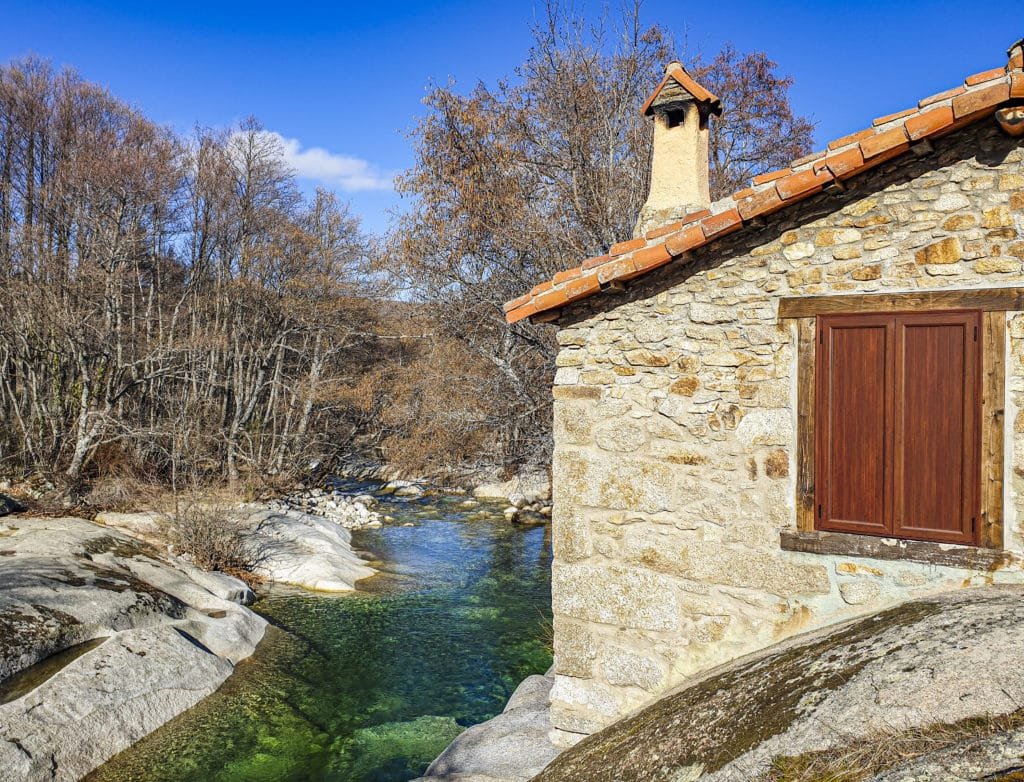 casas rurales junto a un rio en espana