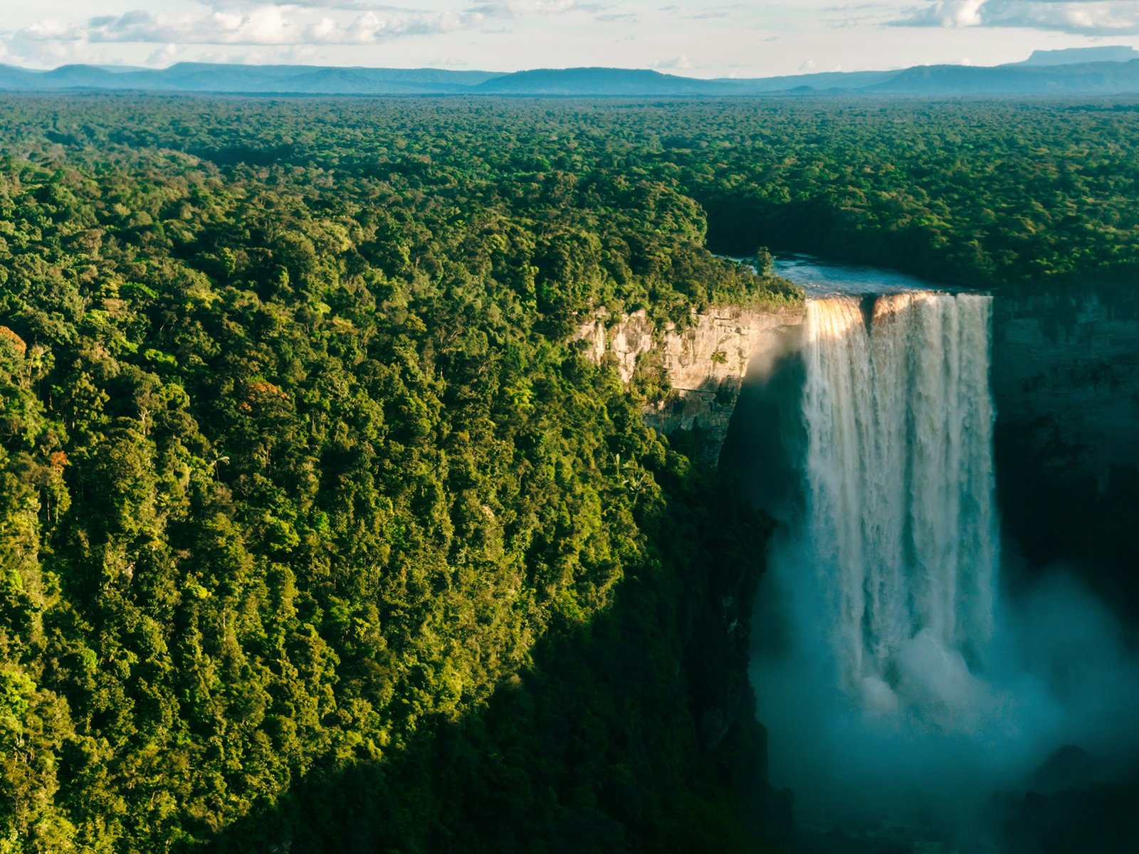 cascadas rodeadas de naturaleza