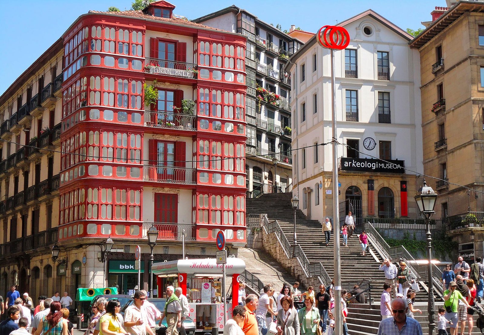 casco viejo de bilbao con edificios antiguos