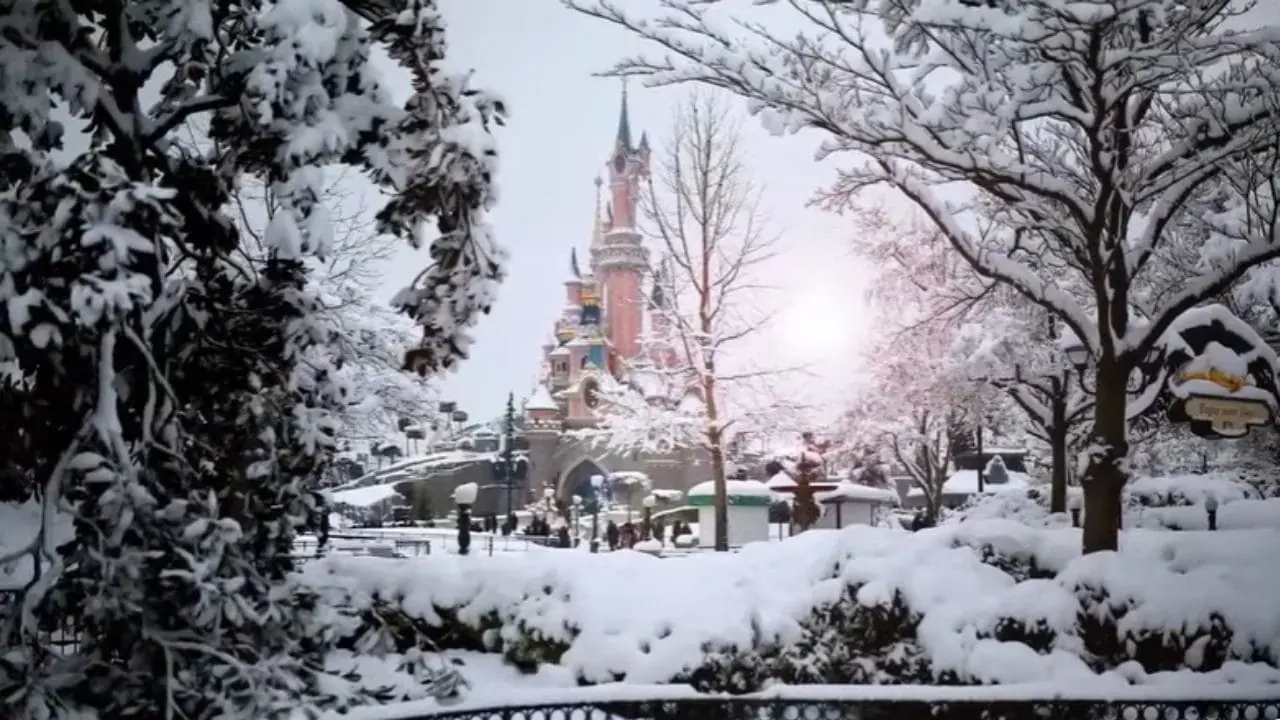 castillo de disneyland paris cubierto de nieve