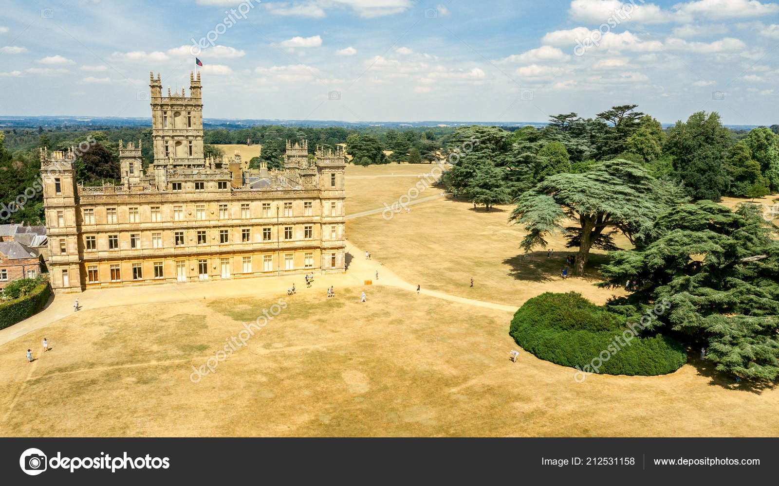 castillo de downton abbey en paisajes verdes