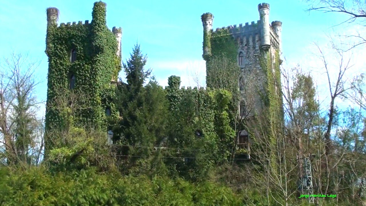 castillo rodeado de bosque en oviedo