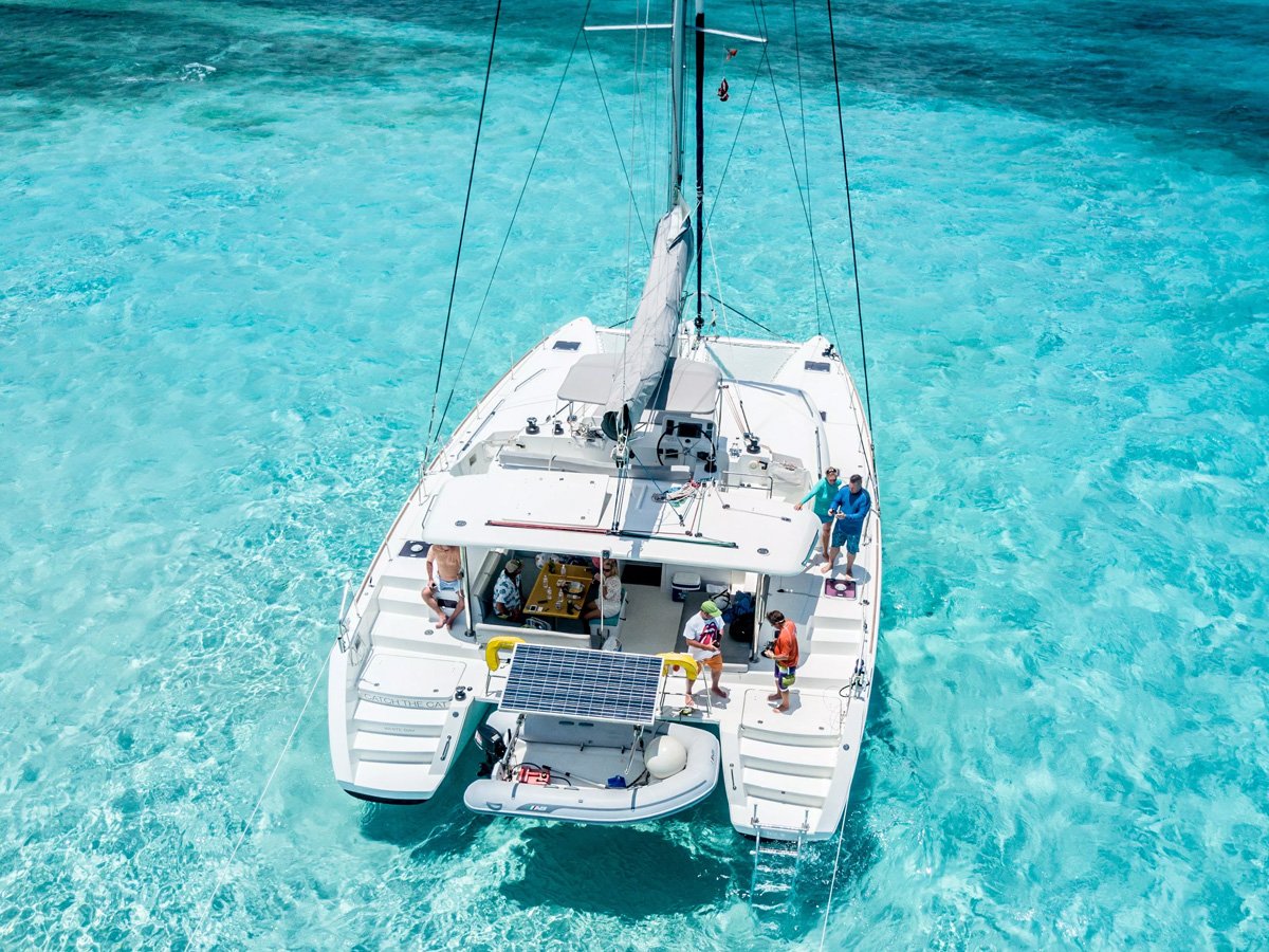 catamaran navegando en aguas tranquilas