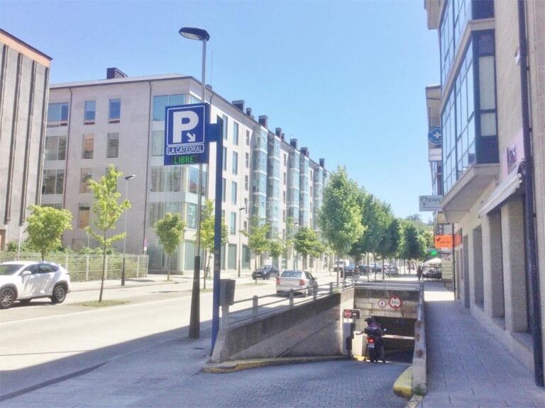 Dónde se encuentra el parking cerca de la Catedral de Santiago de Compostela