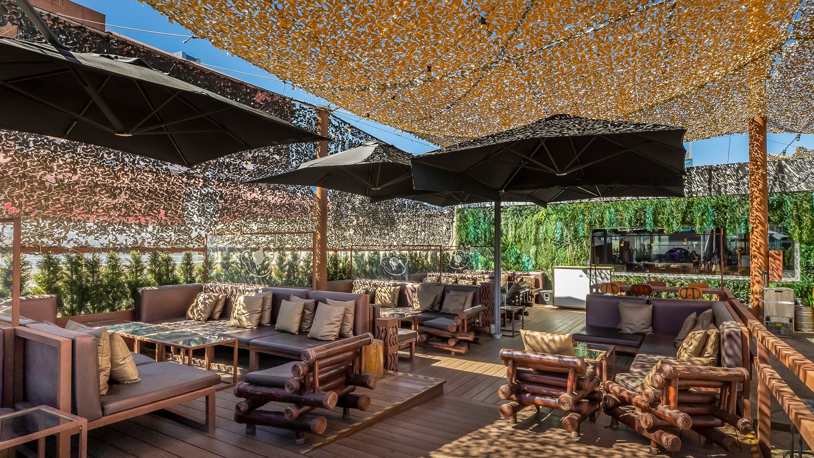 cenando en una terraza con encanto