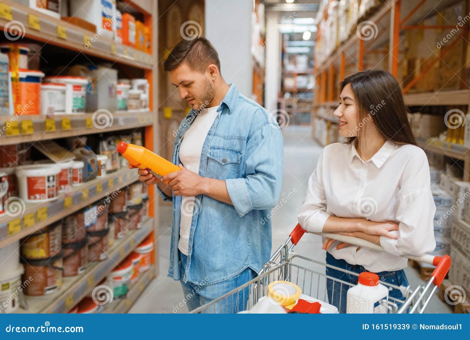 clientes felices en una tienda de clima