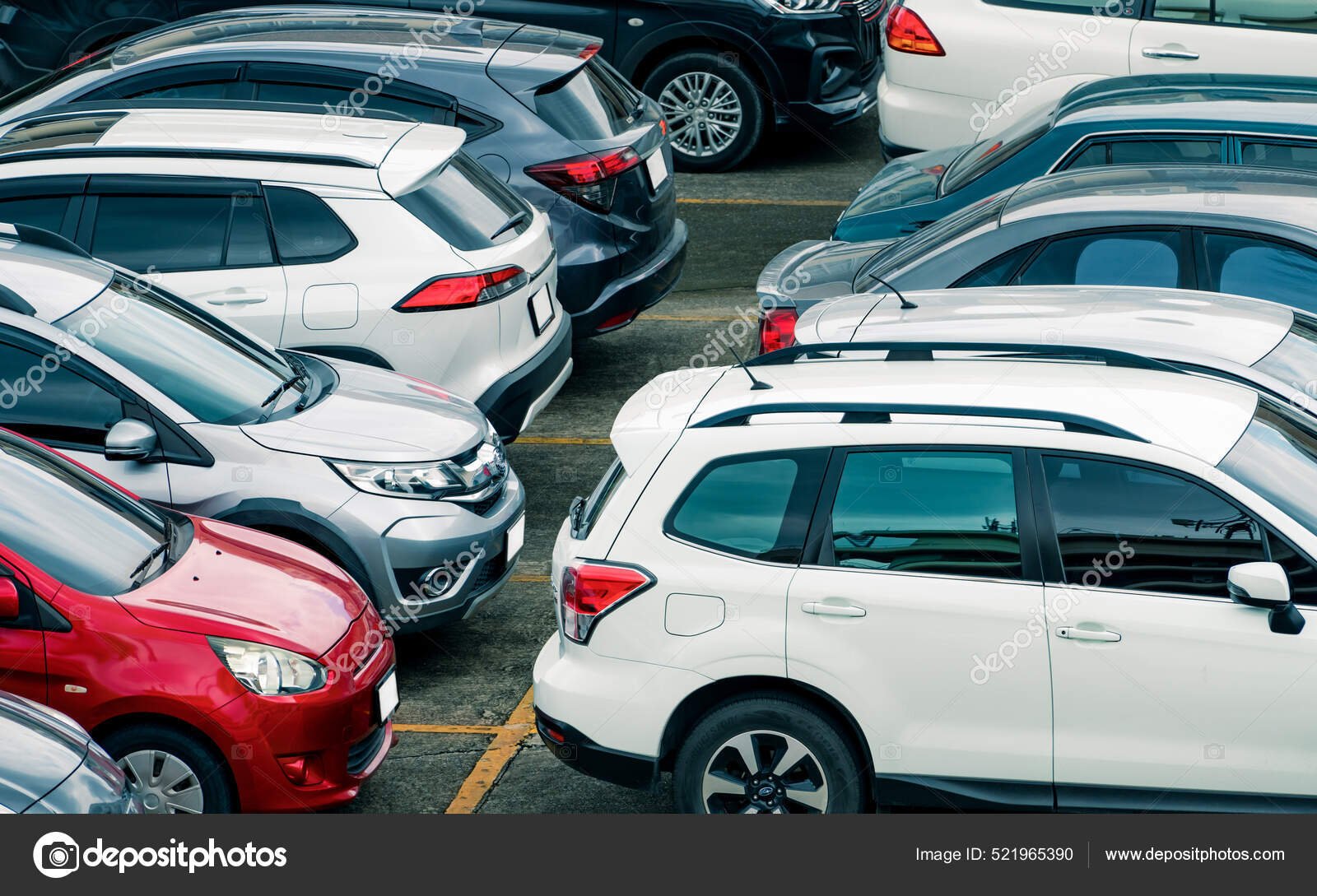 coche aparcado en aeropuerto moderno