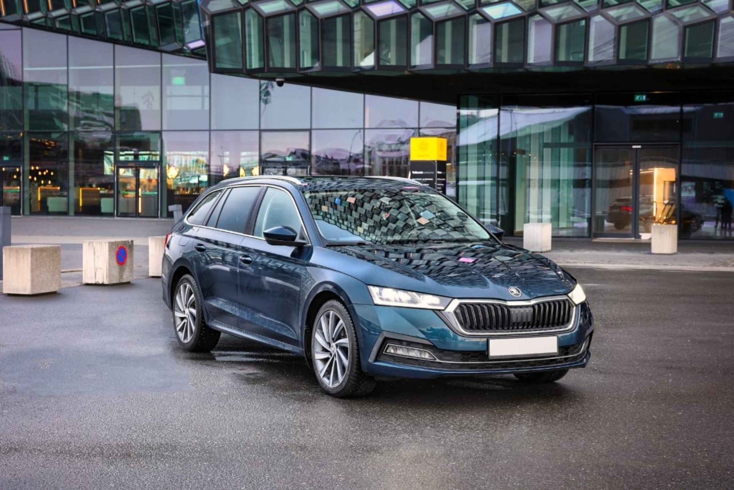 coche azul en el aeropuerto de keflavik