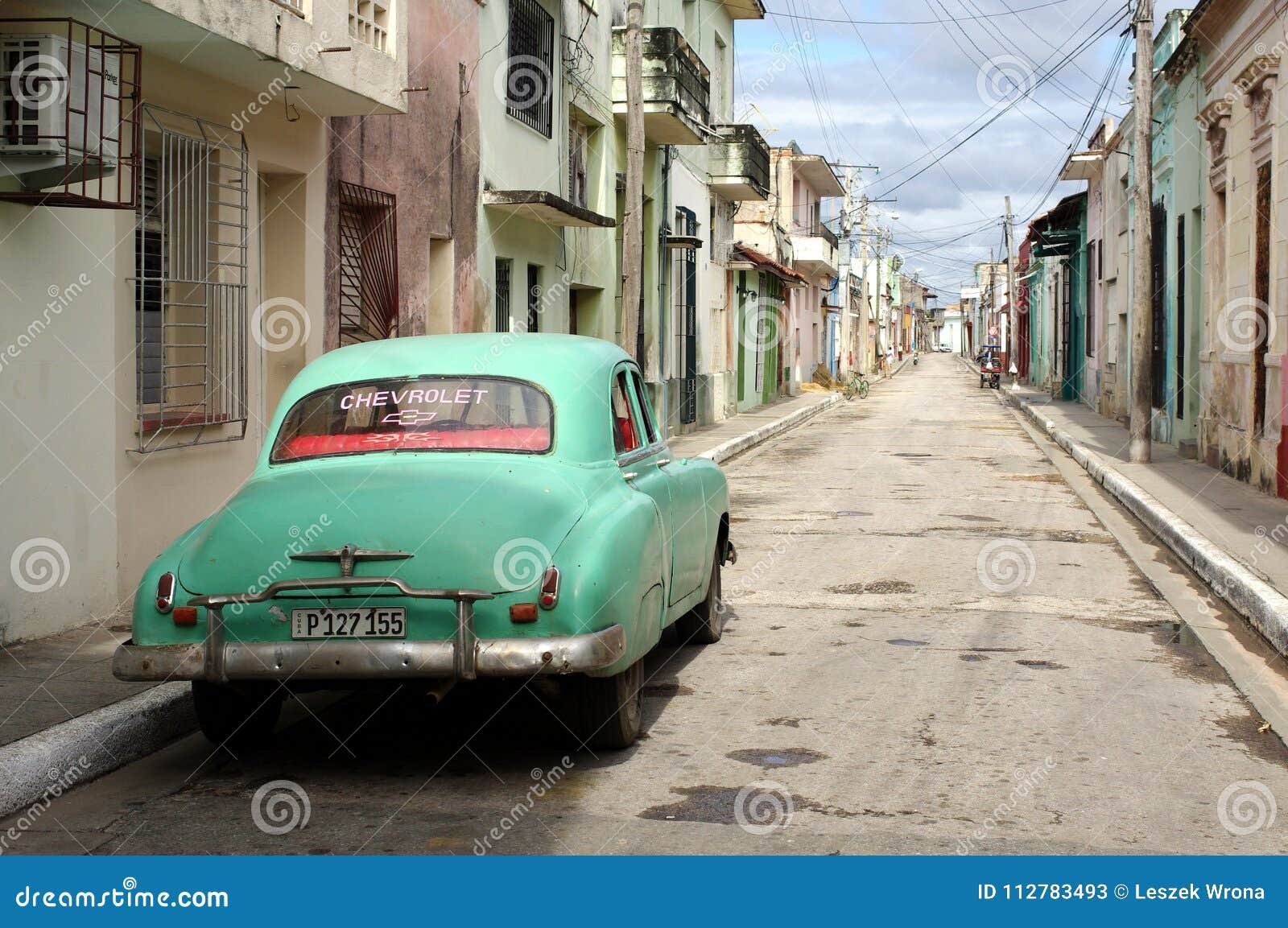 coche clasico en una calle cubana