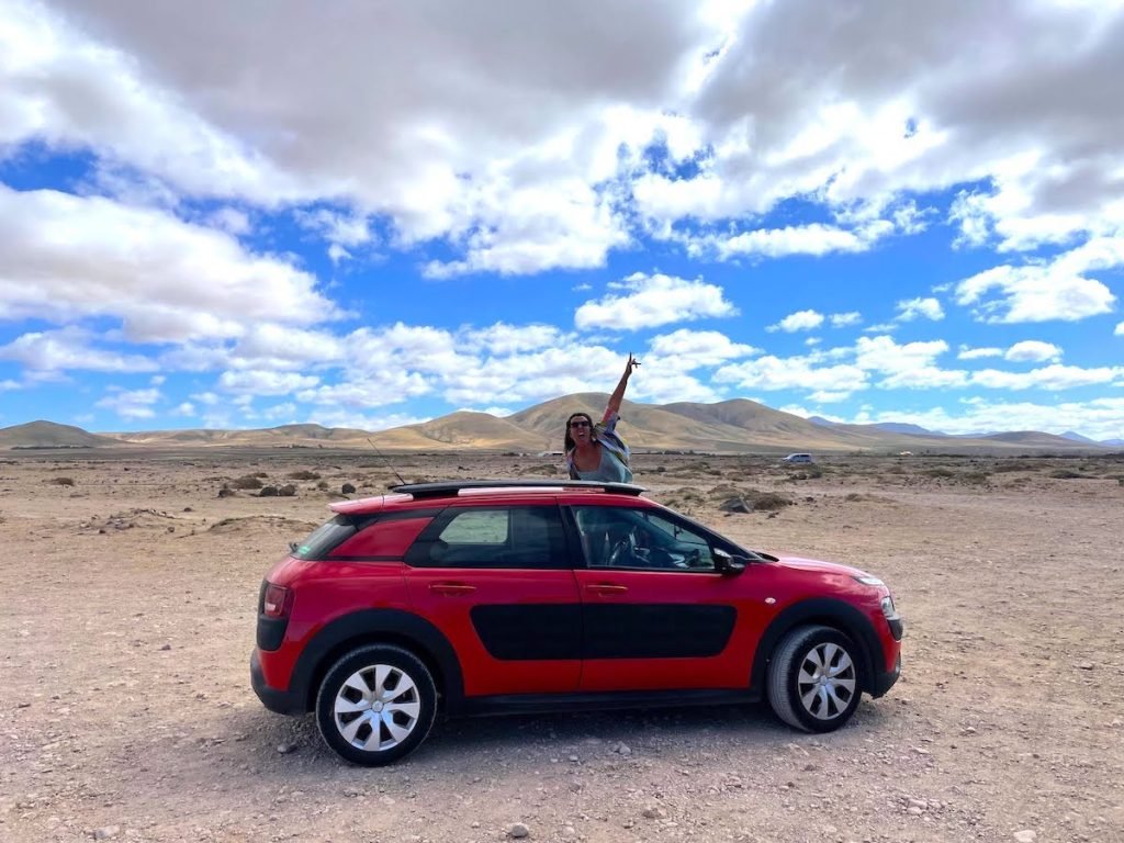 coche de alquiler en paisaje canario